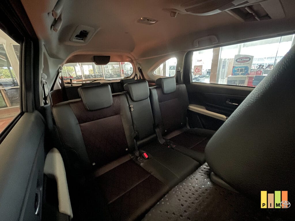toyota veloz รุ่น smart ภายในแถวที่3