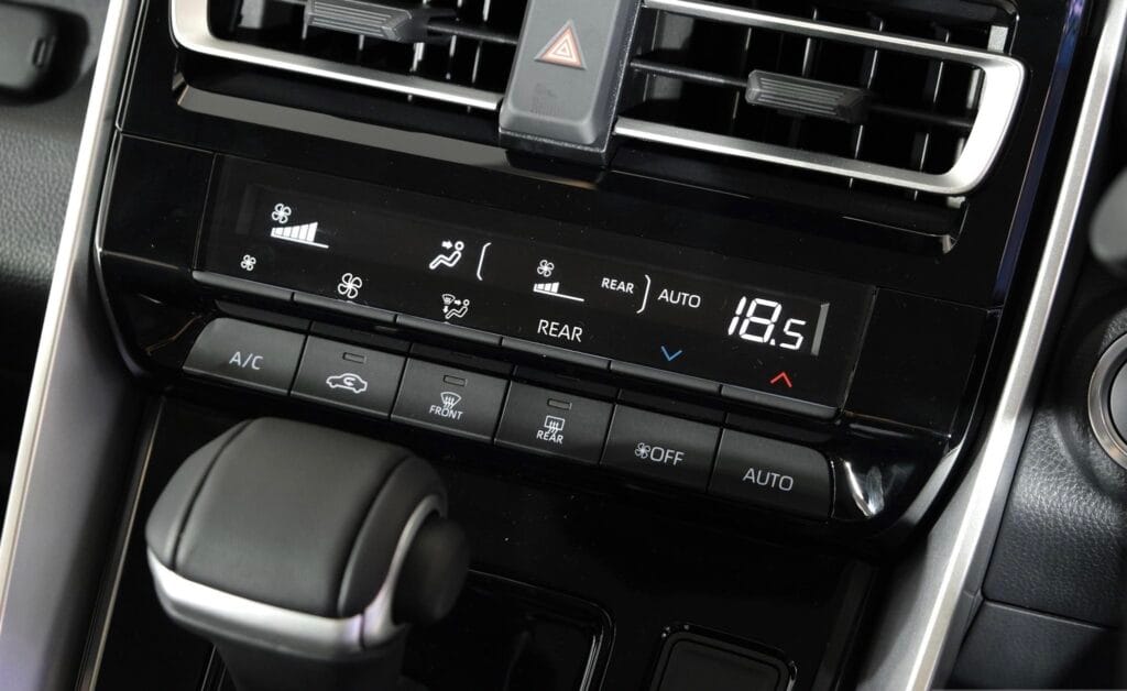 จอแสดงผลแอร์ด้านหน้าINnova