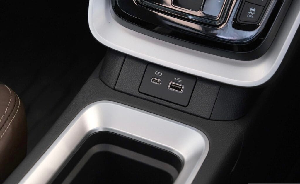 ช่องสายชาร์จด้านหน้าinnova