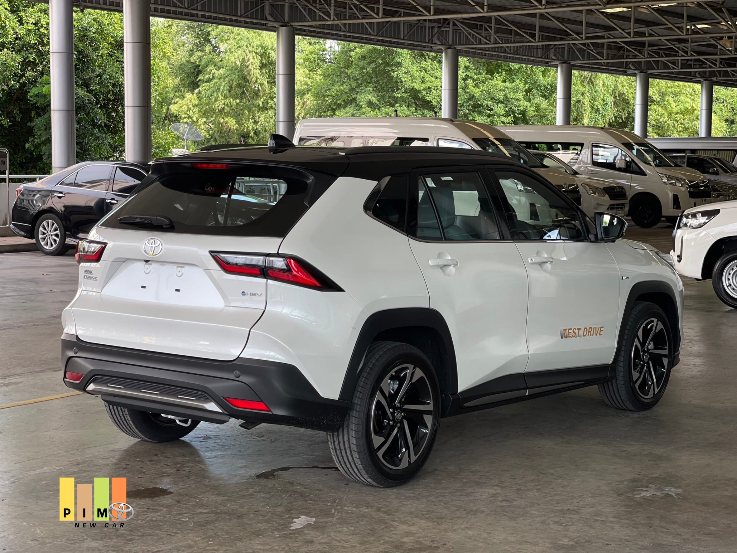 yaris cross HEV Premium luxury ด้านท้าย yaris cross HEV Premium luxury ด้านท้าย