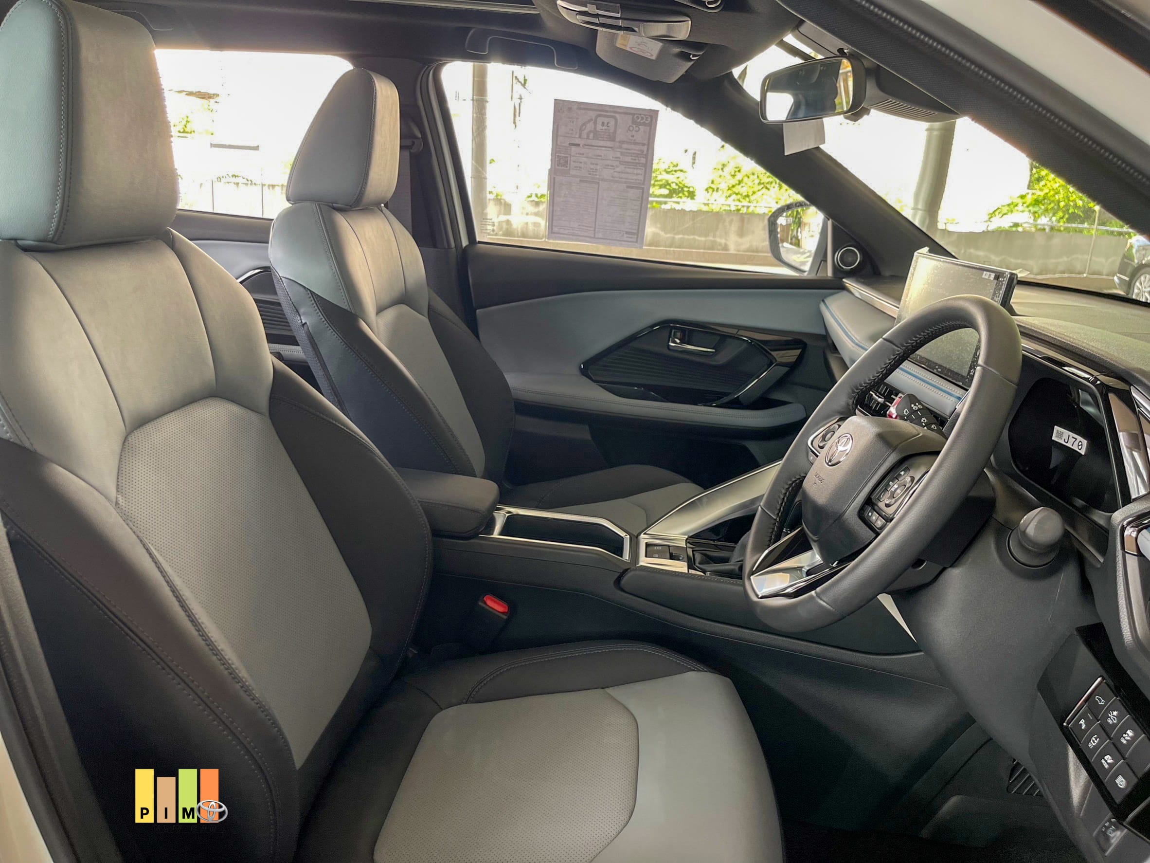 สีเบาะทูโทน Yariscross Premium Luxury